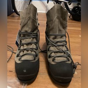 NWT Bate’s E03600 Mens Tora Bora Alpine Boots